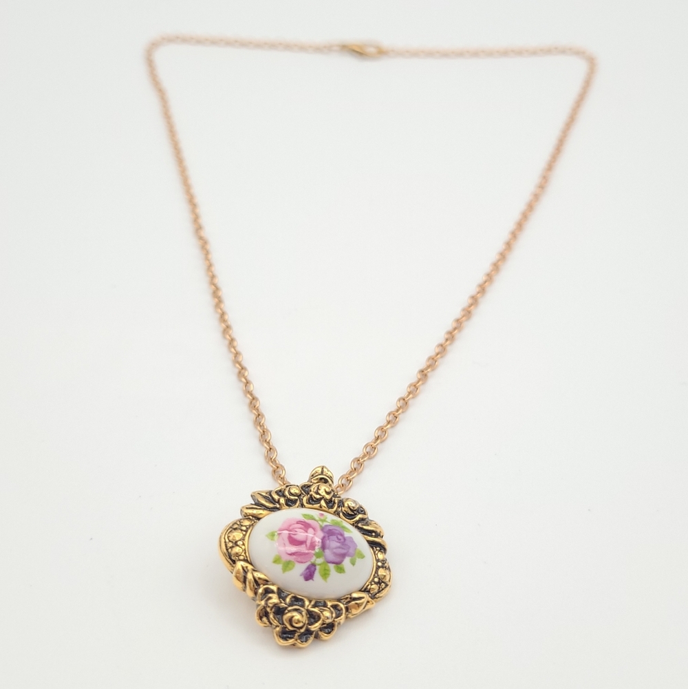 Vintage Avon Gold Floral Pendant Necklace Victorian Rose Cameo Style - Picture 10 of 12